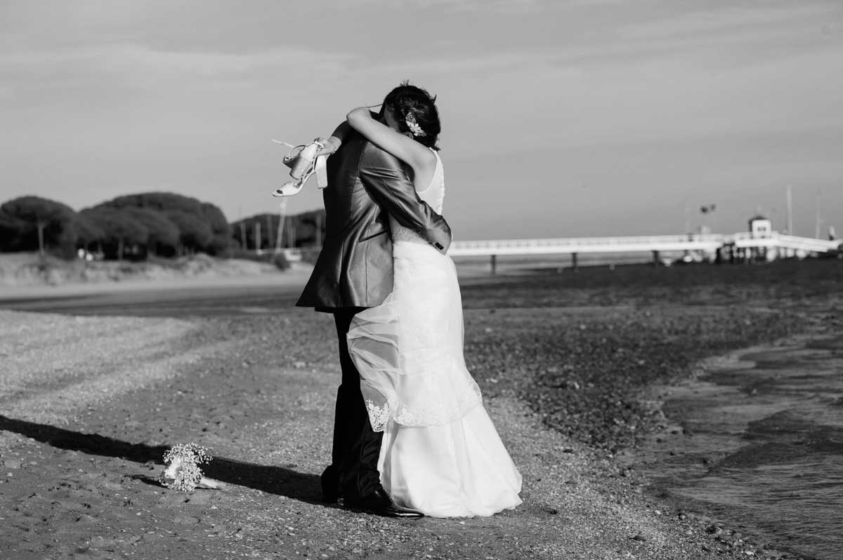 Pareja en la playa en blanco y negro